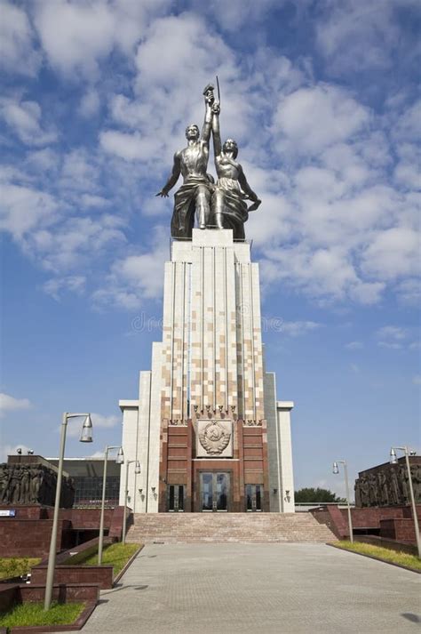 MOSCÚ 12 DE AGOSTO Trabajador Soviético Famoso Del Monumento Y Wo