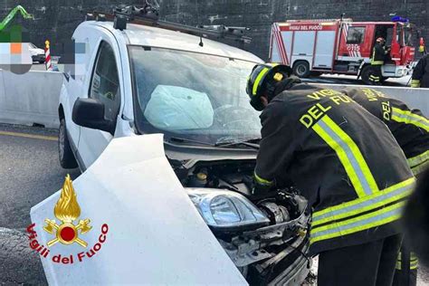 Dal Nord Ovest Incidente Sull A Per Ivrea Conducente Alle Cure Del