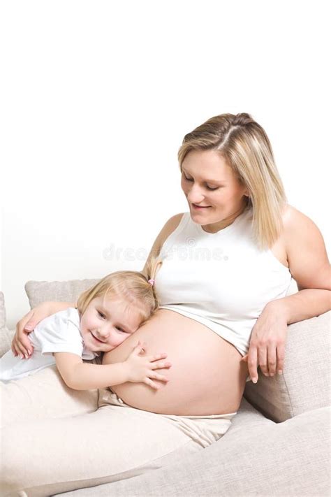 Bambina Che Abbraccia La Sua Pancia Della Madre Fotografia Stock