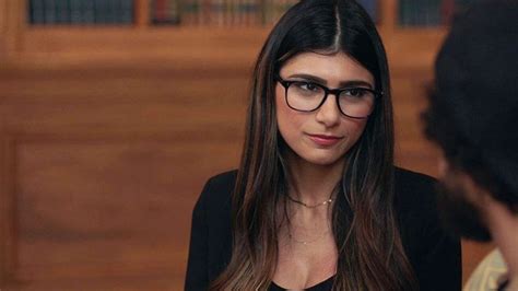 Eski Yetişkin Film Yıldızı Mia Khalifa Korseli Pozlarıyla Sosyal