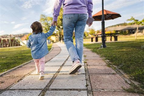 Vista Posterior De Madre E Hijo Desconocido Mujer E Hija Ni A Caminando