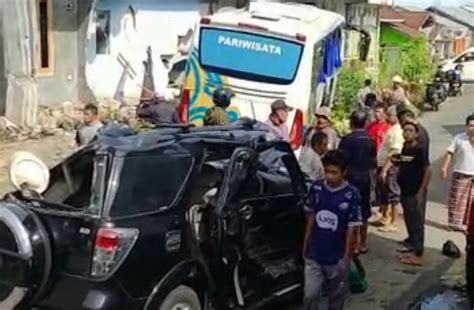 Bus Pariwisata Rombongan Peziarah Kecelakaan Di Jalur Wisata Guci