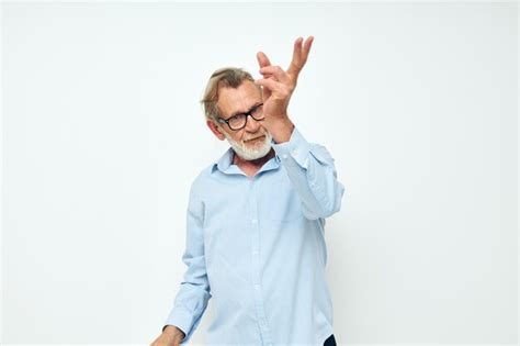 Retrato De Hombre Mayor Feliz En Gestos De Camisas Azules Con Sus Manos