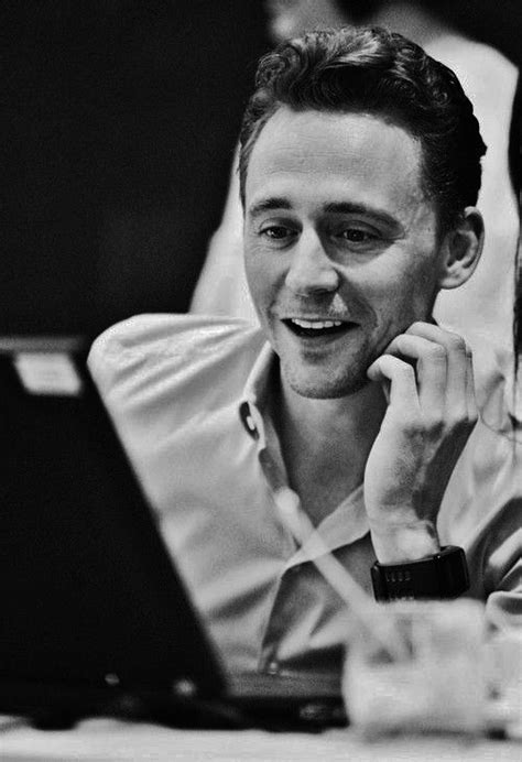 Pin De Thvzla En Tom Hiddleston In Black White Tom Hiddleston