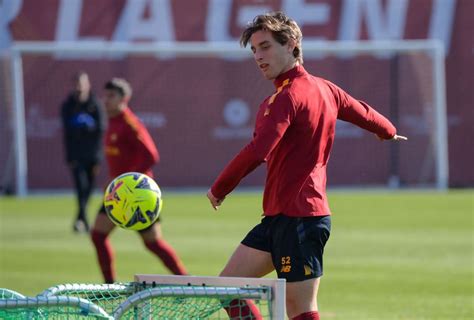 Trigoria Lallenamento Dei Giallorossi A Due Giorni Da Napoli Roma