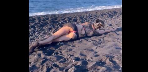 El sensual vídeo de Almudena Cid en la playa que sube la temperatura en