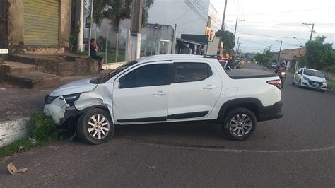 Motorista embriagado é detido após colidir em veículo estacionado no