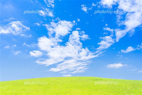 夏の青空と緑の丘 写真素材 5146847 フォトライブラリー Photolibrary