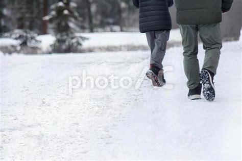 雪道を歩く2人の足元 No 28712201｜写真素材なら「写真ac」無料（フリー）ダウンロードok