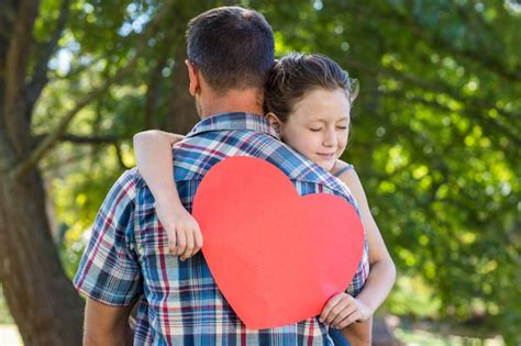 Padre E Hija Abrazándose En El Parque Foto Premium