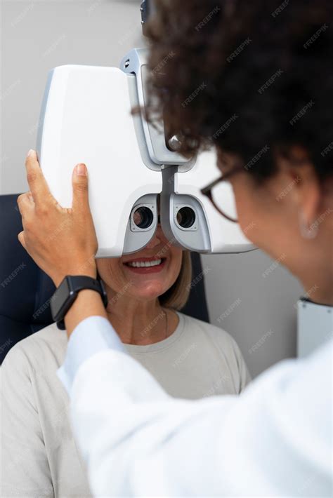 Médico e paciente no consultório do oftalmologista | Foto Grátis