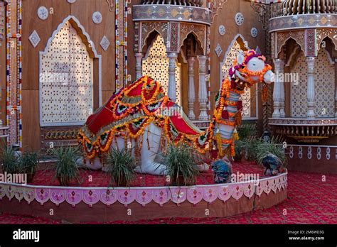 Durga Puja Pandal Decoration Hi Res Stock Photography And Images Alamy