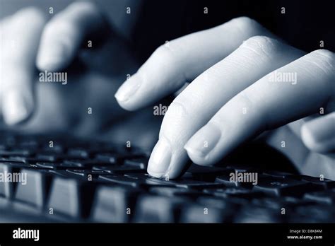 Manos femeninas escribiendo en el teclado del ordenador Fotografía de