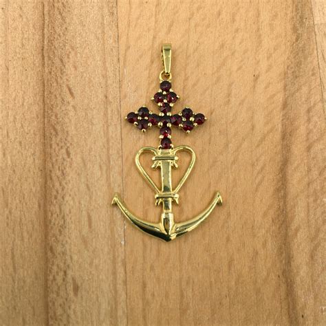 Pendentif Croix De Camargue Grenat