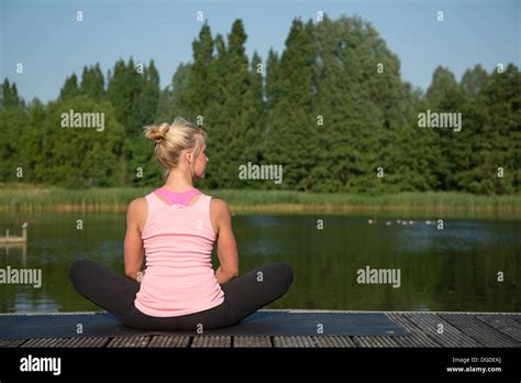 Mujer En Yoga Fotograf As E Im Genes De Alta Resoluci N Alamy