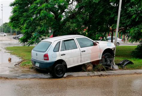 Abandona Su Auto Despu S De Chocar Contra Un Poste Informatyucat N