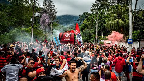 Torcedores Do Flamengo Se Mobilizam Para Realizar AeroFla No Embarque