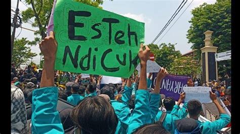 Kumpulan Foto Poster Poster Lucu Dalam Aksi Unjuk Rasa Mahasiswa