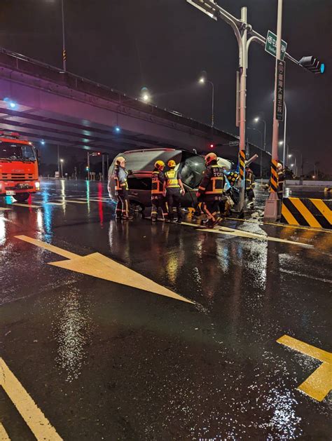 休旅車自撞分隔島翻覆 駕駛受困消防隊員救出送醫