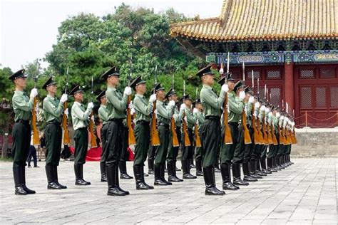 北京：解放军三军仪仗队冒酷暑训练，35 ℃高温下汗水浸透军装酷暑汗水解放军新浪新闻