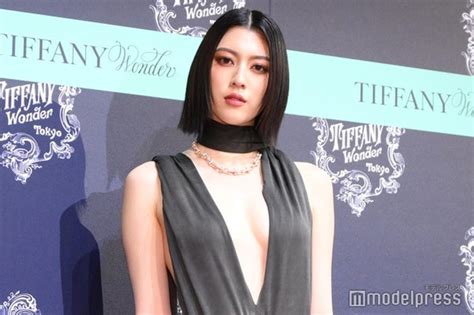 三吉彩花、胸元＆サイドざっくりドレスで大胆露出【ティファニーワンダー】 Newscafe