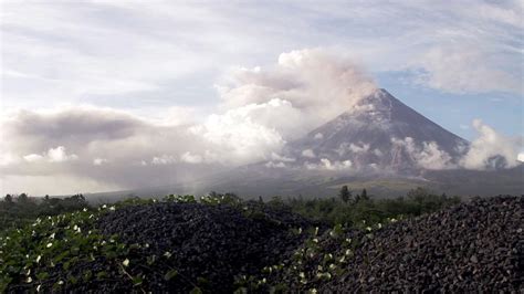 Vulkan Mayon Auf Philippinen Spuckt Lava Meter In Den Himmel