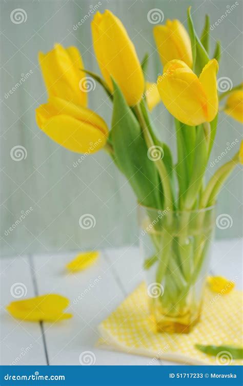 Schöne Gelbe Tulpen Im Vase Auf Rustikaler Tabelle Stockbild Bild von