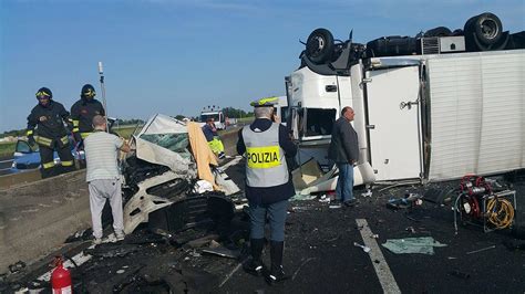 Incidente In Autostrada Due Morti E Tre Feriti