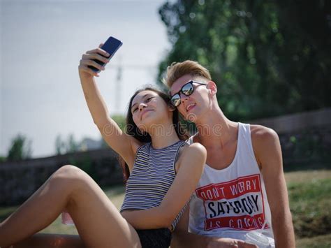 Een Mooie Tiener Die Een Selfie Portret Op Een Parkachtergrond Maken In Openlucht Gangenconcept