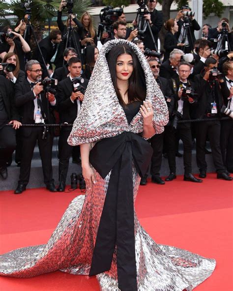 Cannes Aishwarya Rai Bachchan Brings The Drama On Red Carpet