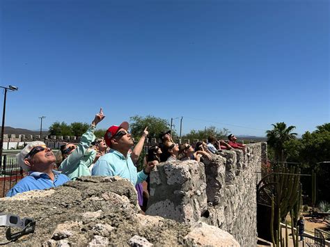 Espectadores se reúnen en el Museo El Fuerte Mirador para Observar