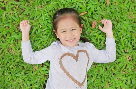 Portrait De La Petite Fille Asiatique Mignonne De Sourire D Enfant Se