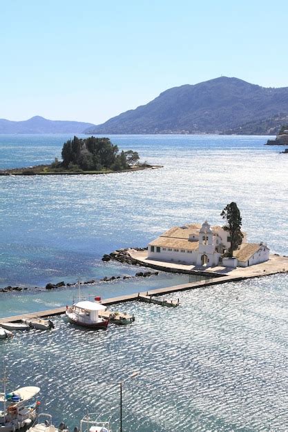 Monasterio De Vlacherna E Isla De Pontikonisi Foto Premium