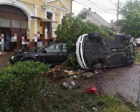 FOTO Mașină răsturnată pe un drum din Mureș Șoferul a scăpat cu răni