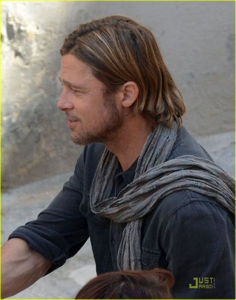 How To Wear A Mens Scarf 36 Styling Tips Brad Pitt Hair Brad Pitt