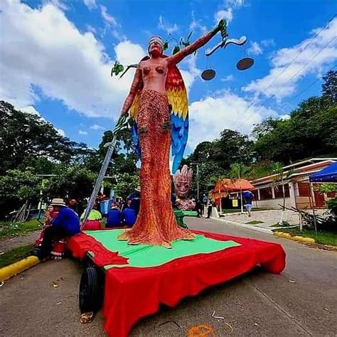 Coloridas Y Espectaculares Las Chimeneas Gigantes De Trinidad Santa