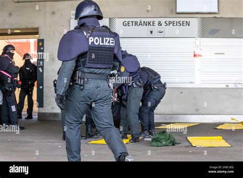 Anti Terror Übung der Polizei Baden Württemberg im Fußballstadion Im