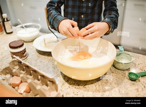 Cracking Egg Hi Res Stock Photography And Images Alamy