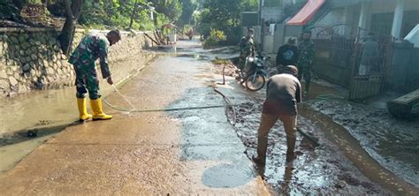 Sektor 7 Satgas Citarum Melaksanakan Pembersihan Pasca Banjir