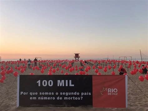 ONG faz homenagem às 100 mil vítimas de Covid 19 balões em