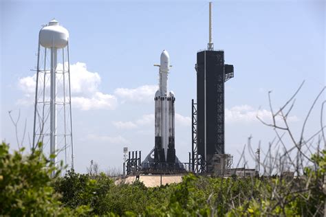 Ksc Ph Kls A Spacex Falcon Heavy Rocket Is Flickr