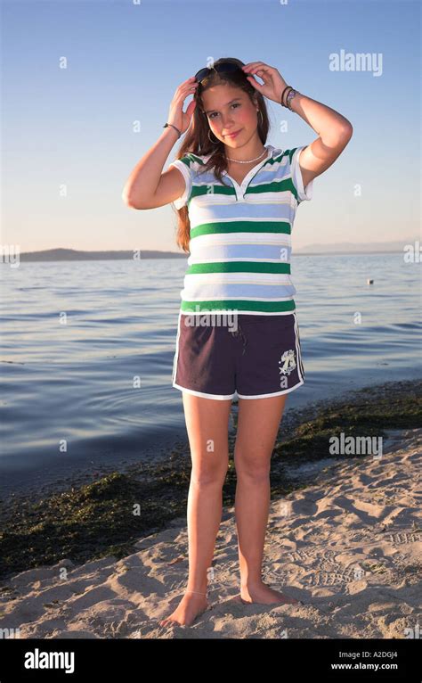 Jeune Fille De 15 Ans à La Plage à La Caméra En At Beach Photo Stock Alamy