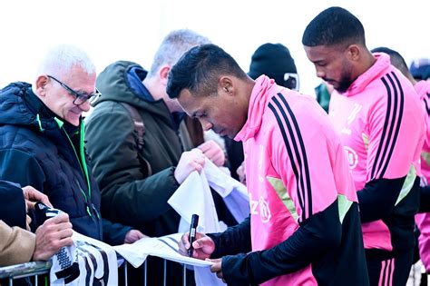 La Juve Incontra I Tifosi Alla Continassa Abbracci Autografi E Selfie