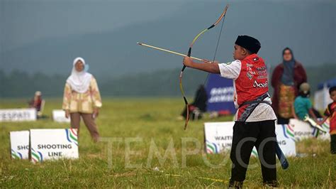 Aksi Peserta Dari Sejumlah Daerah Dalam Lomba Panahan Tradisional Di