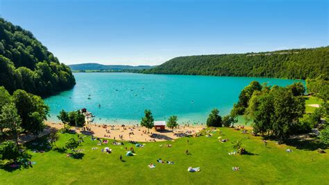 Lac de Chalain dans le Jura Baignade et activités Jura Tourisme