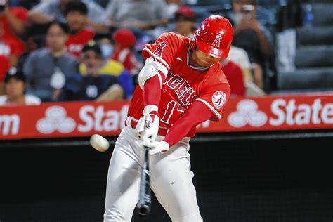 今度は左中間！大谷翔平、1カ月ぶり1試合2発！7回に32号、メジャー500安打達成：中日スポーツ・東京中日スポーツ