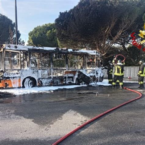 Genova Autobus In Fiamme Autista Salva I Passeggeri E Spegne L Incendio