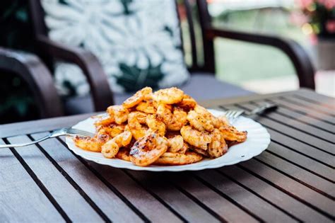 Crevettes Ou Crevettes Grill Es Sur Assiette Sur La Terrasse L