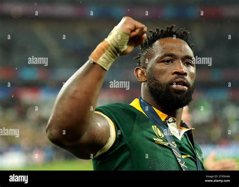 L Africaine Siya Kolisi C L Bre Apr S Avoir Remport Le Match Final De