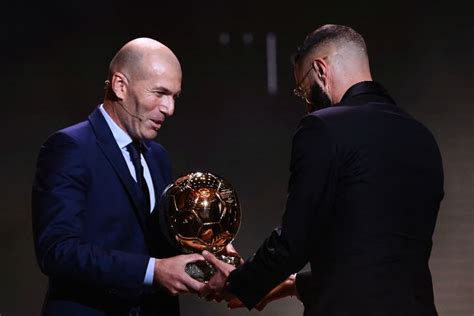 Karim Benzema Conquista Bola De Ouro 2022 Esportes DP